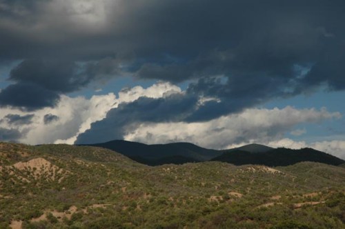 Stormy_clouds_over_Santa_Fe_New_Mexico_photo